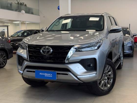 TOYOTA HILUX SW4 2.8 D-4D TURBO DIESEL SRX 7L 4X4 AUTOMÁTICO